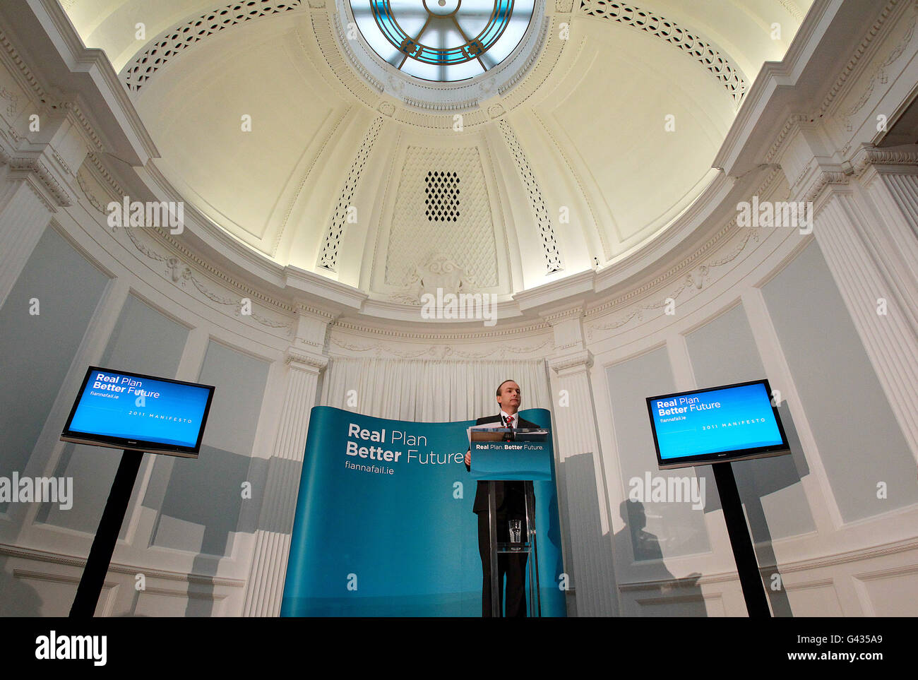 Der Fianna-scheitern-Vorsitzende Micheal Martin startet das Wahlprogramm seiner Partei in der Hugh Lane Gallery, Dublin. DRÜCKEN SIE VERBANDSFOTO. Bilddatum: Montag, 7. Februar 2011. Fianna versprach nicht, das Vertrauen in die Politik mit einer radikalen Neugestaltung der Regierung und der Oireachtas wiederherzustellen. Bei der Einleitung des Wahlprogramms seiner Partei sagte Martin, dass er keine Ausgabenzusagen einhalte, aber versprach, dass es keine Spielereien enthalte. Die Wiederbelebung der Wirtschaft, die Wiederherstellung der öffentlichen Finanzen und ein Beschäftigungsplan gehörten zu den Zielen, die in dem 35-seitigen Dokument dargelegt sind. Siehe PA Geschichte POLITIK Stockfoto
