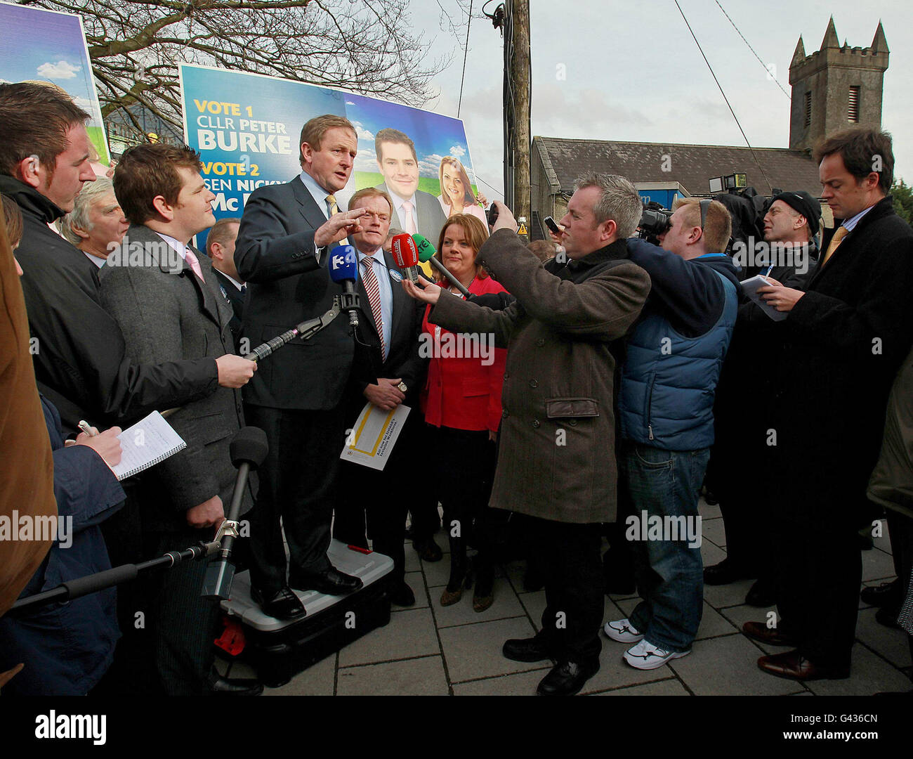 Fine Gael Leader Enda Kenny hält eine Rede auf einem Stumpf in Mullingar während seiner Kanvasing-Tour durch Mid Ireland. Stockfoto