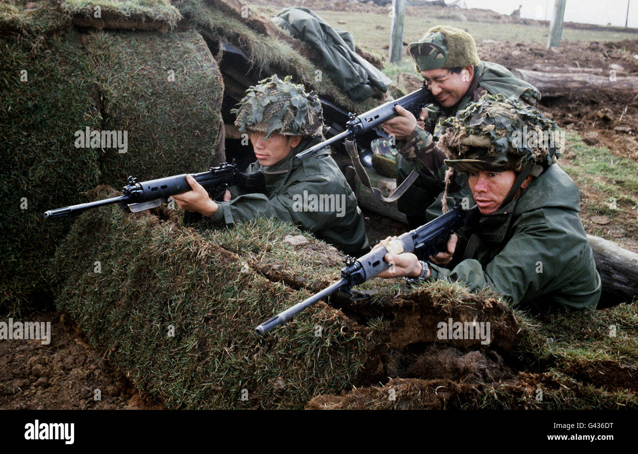 Gurkha-Truppen, die während der letzten Etappe des Falkland-Krieges auf einem Hügel in der Bucht von San Carlos eingruben. Stockfoto