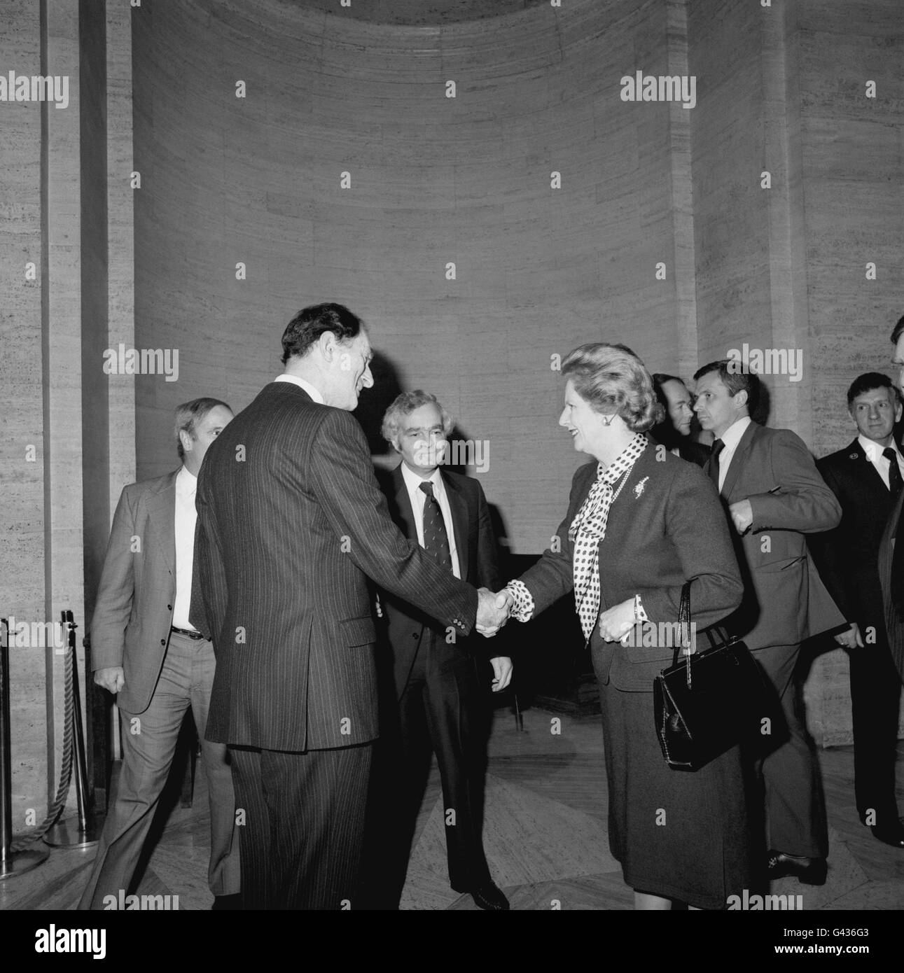 Die Premierministerin Margaret Thatcher besucht die Büros der Fleet Street der britischen Nachrichtenagentur Press Association. Sie wird von Chief Executive Ian Yates und dem PA-Vorsitzenden Christopher Dicks (Mitte) begrüßt. Stockfoto