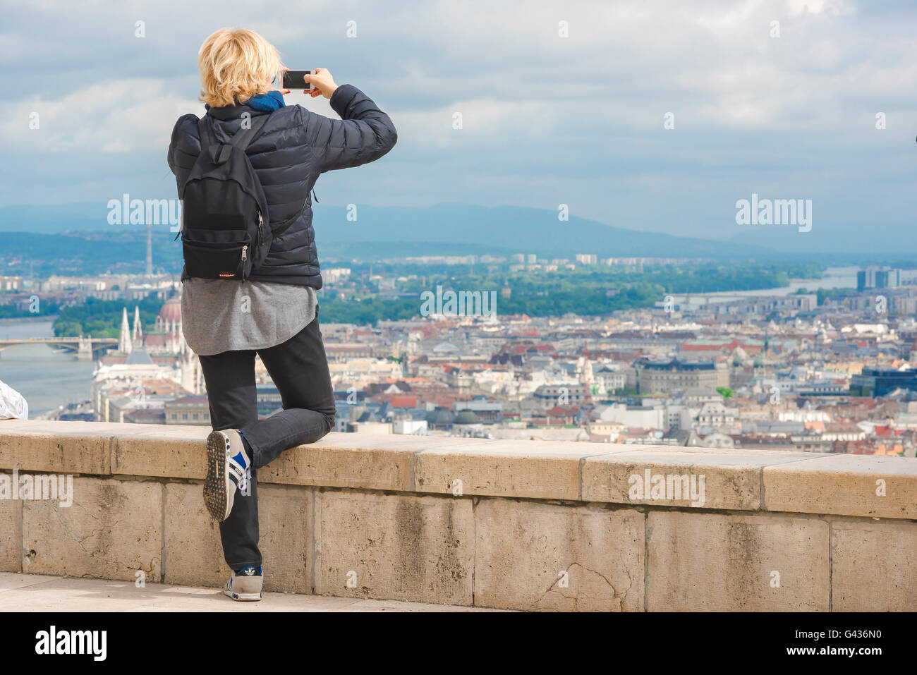Frau solo Traveler, eine weibliche Touristen Fotos im Zentrum von Budapest von der Oberseite des Gellért-hegy Hügel auf der Budaer Seite der Donau, Ungarn. Stockfoto
