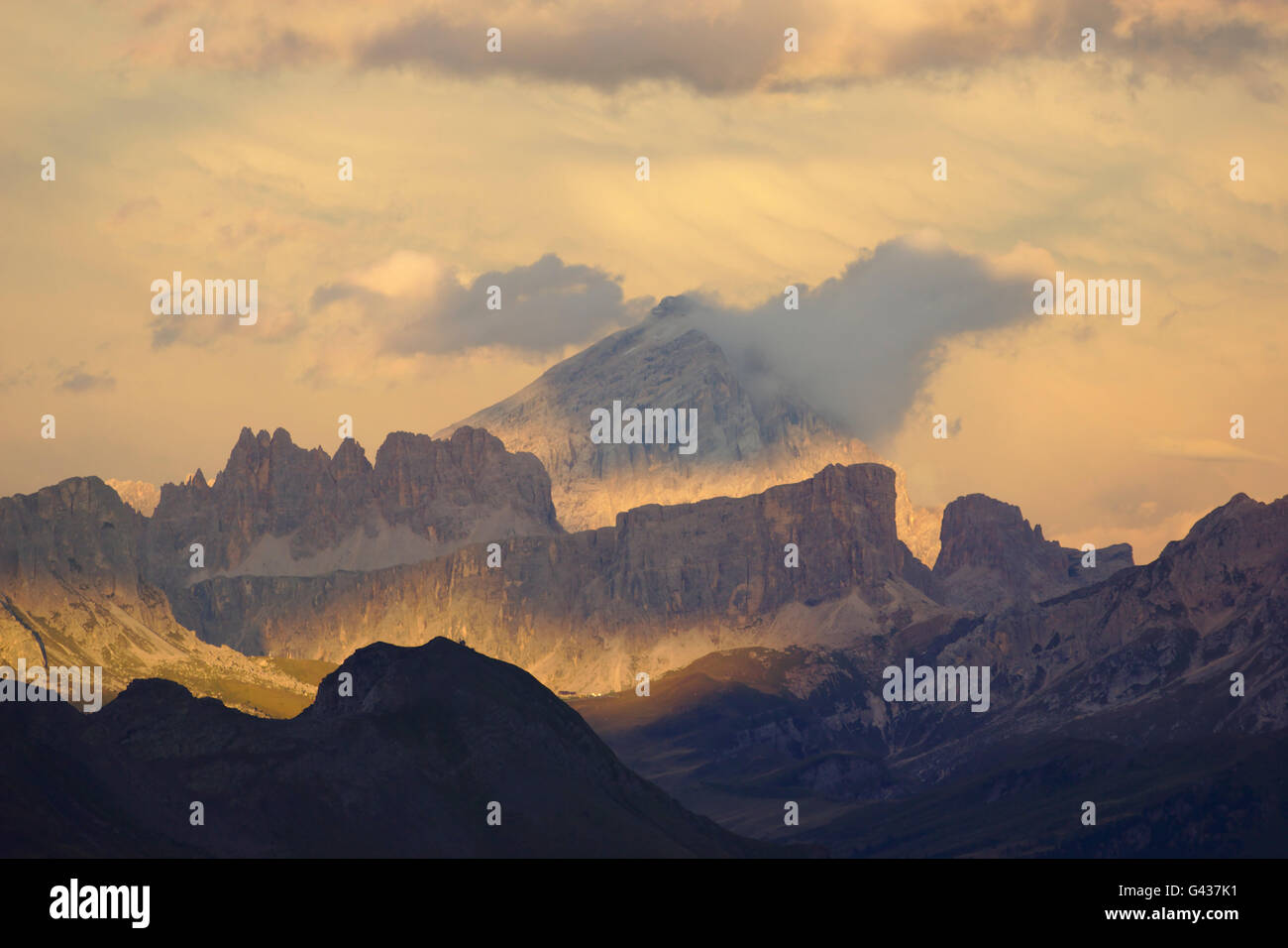 Antelao hinter Croda da Lago, Formin, abends nach dem Gewitter von Sella, Dolomiten, Italien Stockfoto