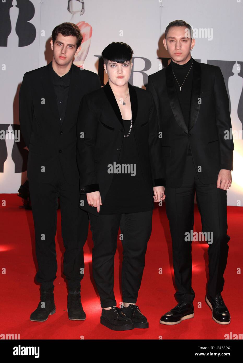 (Rechts nach links) Oliver SIM, Romy Madley Croft und Jamie Smith vom XX kommen für die Brit Awards 2011 in der O2 Arena, London. Stockfoto