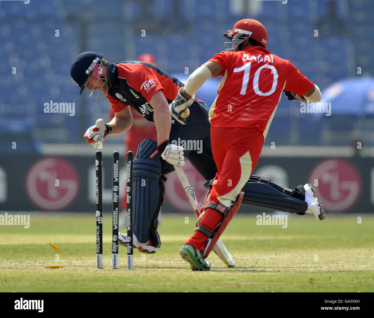 Der englische Paul Collingwood wird vom kanadischen Wicketkeeper Ashish Bagai beim Aufwärmspiel im Khan Shaheb Osman Ali Stadium in Fatullah, Bangladesch, gestottert. Stockfoto