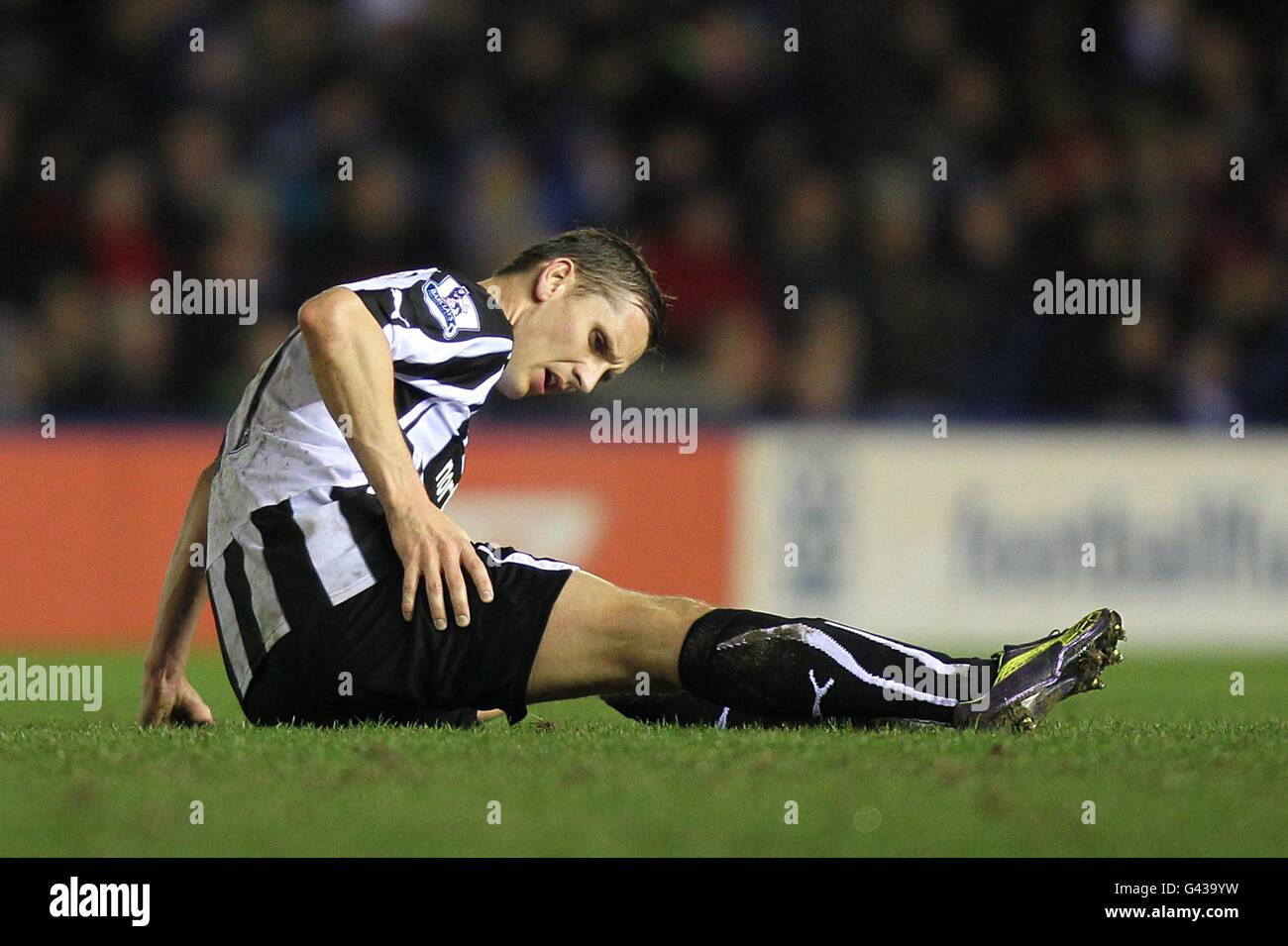 Fußball - Barclays Premier League - Birmingham City / Newcastle United - St. Andrew's. Peter Lovenkrands von Newcastle United liegt verletzt Stockfoto