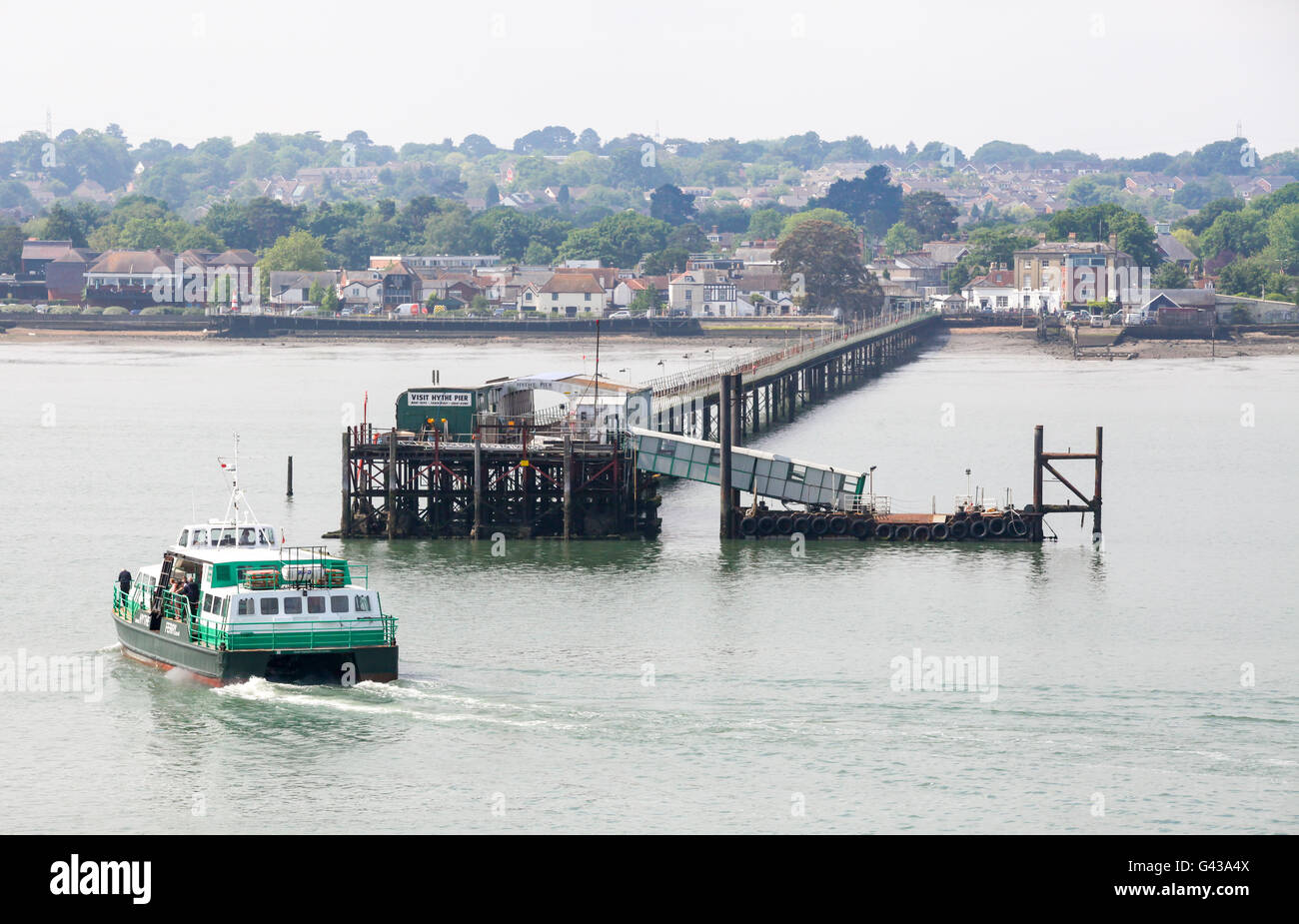 Hythe Fähre Ankunft in Hythe Pier, Hampshire, UK Stockfoto