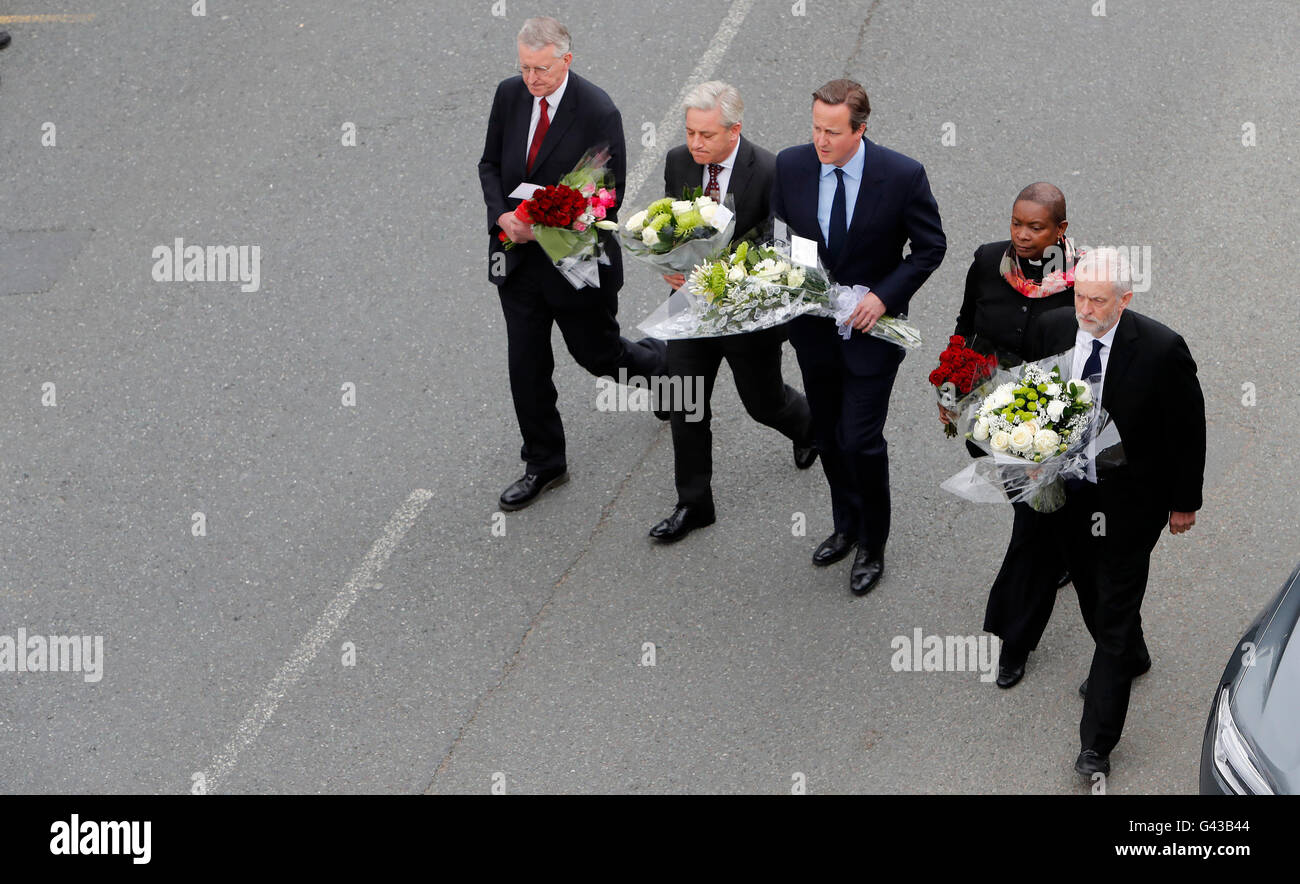 Von links nach rechts: Shadow Außenministerin Hilary Benn, Commons Sprecher John Bercow, Premierminister David Cameron, Sprecher der Kaplan Reverend Rose Hudson-Wilkin und Labour-Partei Führer Jeremy Corbyn ankommen, legen Blumen in Birstall, West Yorkshire, nachdem Labour MP Jo Cox wurde erschossen und in der Straße vor ihrem Wahlkreis Beratung Chirurgie erstochen. Stockfoto
