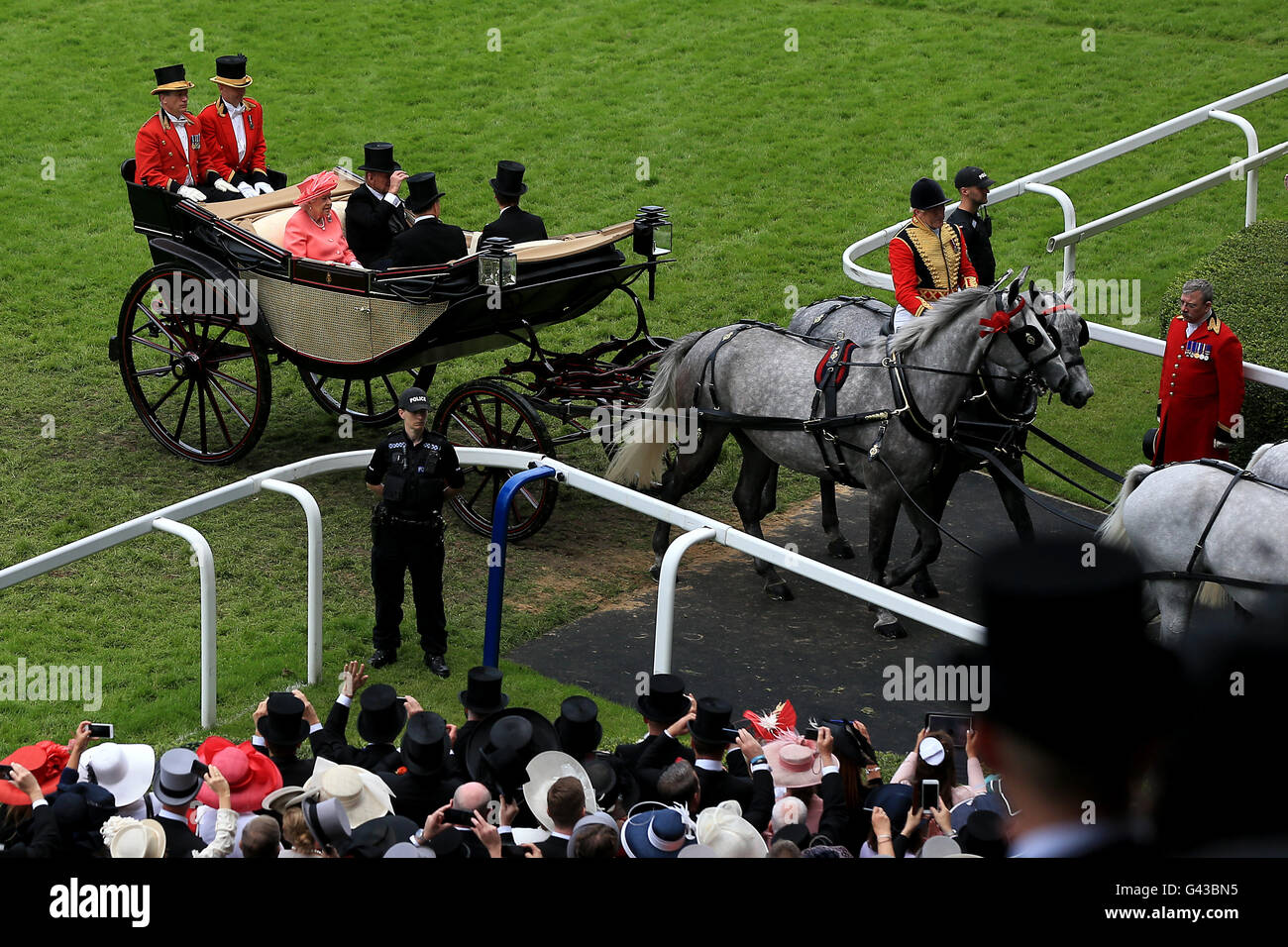 Die königliche Prozession kommt mit Königin Elizabeth II und Herzog von Edinburgh tagsüber vier Royal Ascot 2016 auf dem Ascot Racecourse. Stockfoto