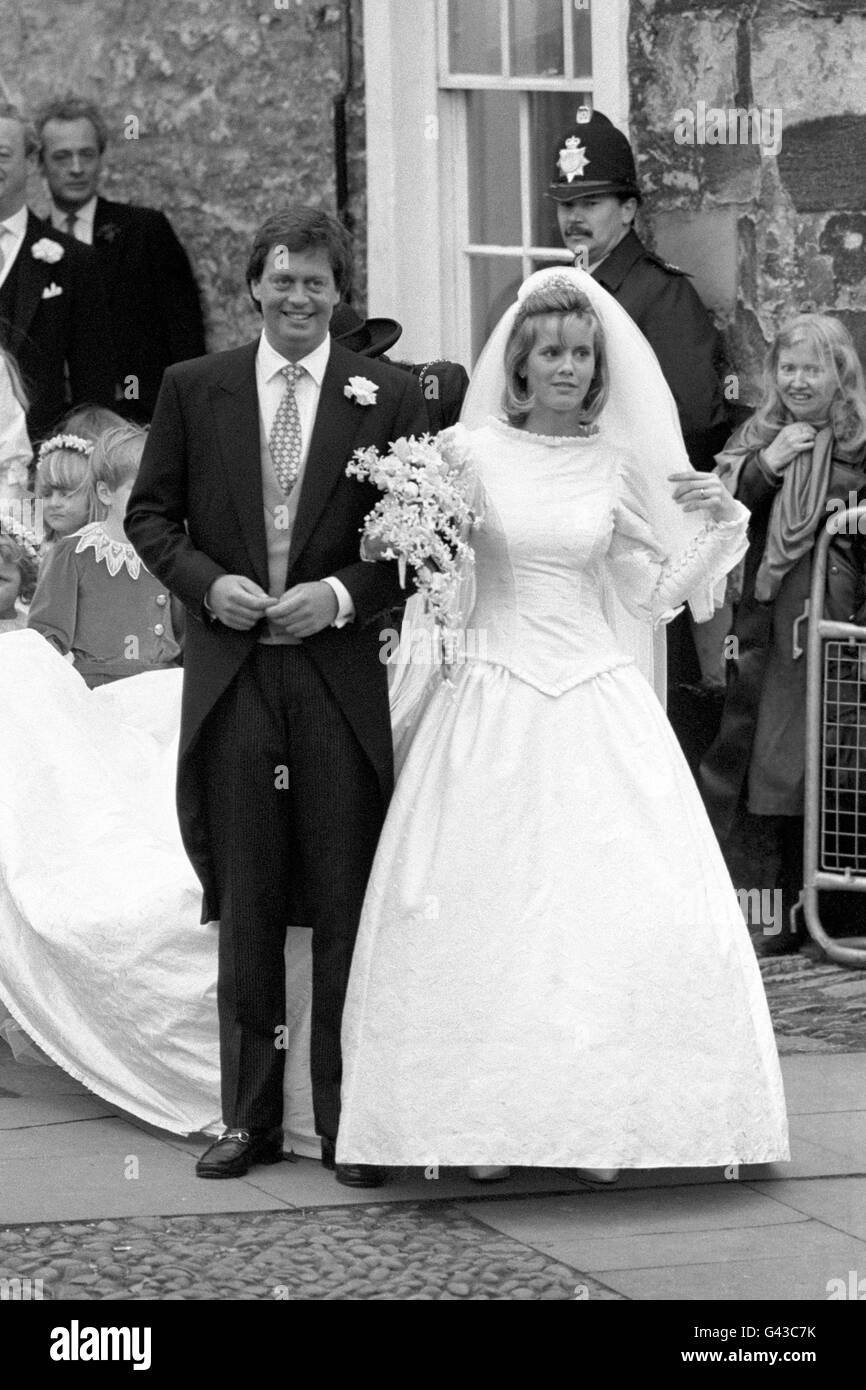 Charles James Spencer-Churchill, Marquess of Blandford, mit seiner Braut Becky Few-Brown, die die St. Mary Magdalene Church, Woodstock, Oxon, verließ, wo sie heirateten. Stockfoto