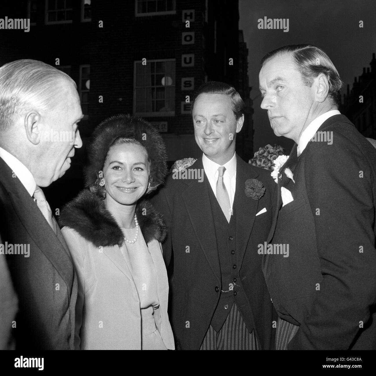 Die Marquess of Blandford und seine Frau, die Marchioness of Blandford, die ehemalige Frau Tina Onassis, sprechen bei der Hochzeit von Hugh Stanley, Bruder von Lord Derby, mit anderen (unbenannten) Gästen. Stockfoto