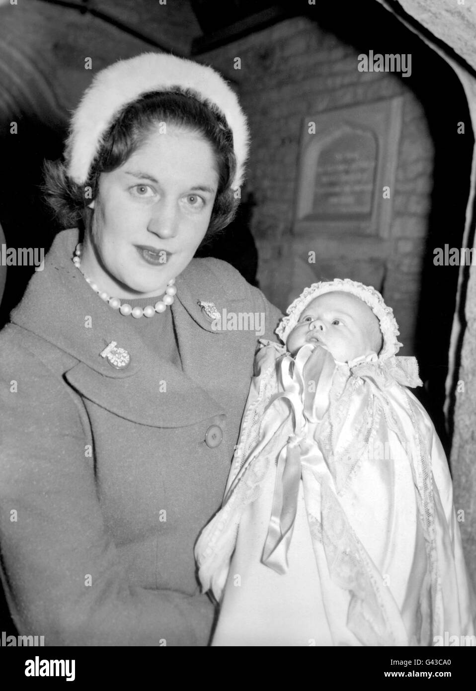 Die Marchionin von Blandford, die ehemalige Susan Hornby, mit ihrem Sohn, dem zwei Monate alten Earl of Sunderland, nach seiner Taufe in der St. Mary's Church, Charlbury, Oxfordshire. Stockfoto