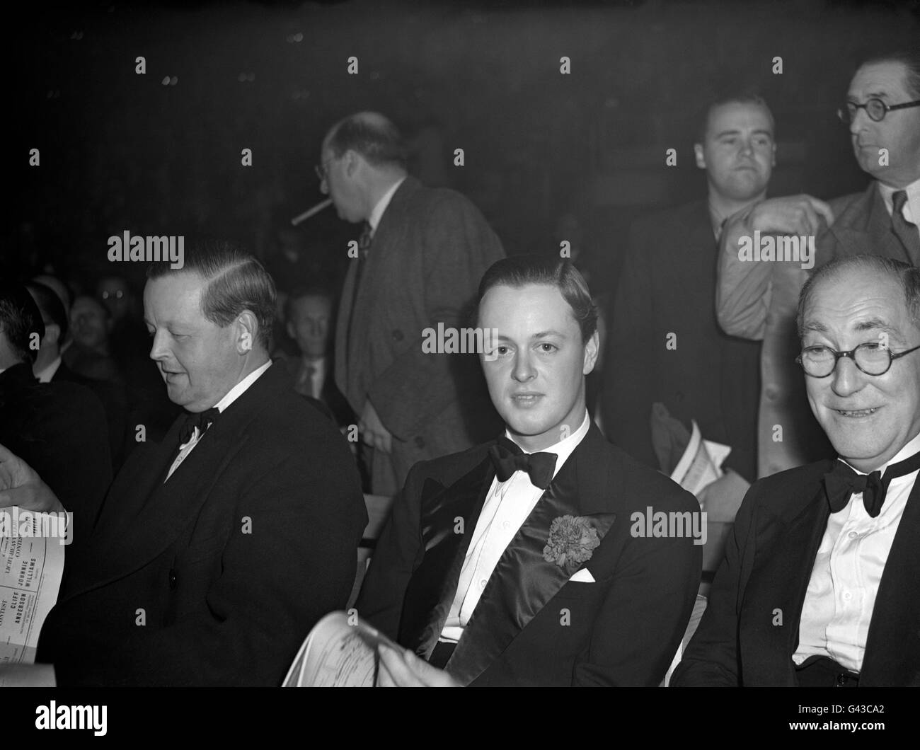 Aristokratie - Marquess of Blandford - London. Die Marquess of Blandford (Mitte) nimmt an einem Boxkampf in der Harringay Arena Teil. Stockfoto