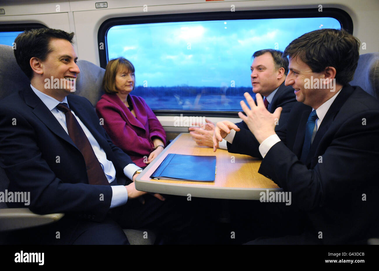 Labour-Chef Ed Miliband (links) reist mit dem Zug nach Newcastle, wo er zusammen mit Shadow Home Secretary for International Development Harriet Harman (2. Links), Shadow Chancellor Ed Balls (2. Rechts) und Shadow Foreign Secretary Douglas Alexander (rechts) ein Schattenkabinett-Treffen abhalten wird. Stockfoto