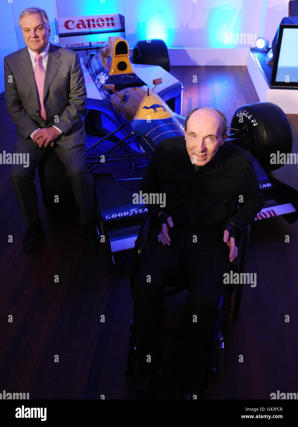 Die Gründer des Williams Grand Prix Sir Frank Williams (rechts) und Patrick Head sind bei einer Fotoanstellung in London zu sehen, wo sie den IPO-Aktienkurs des Unternehmens von 24 bis 29 Euro lancierten, der das Geschäft auf 265 Millionen Euro bewertete. Stockfoto