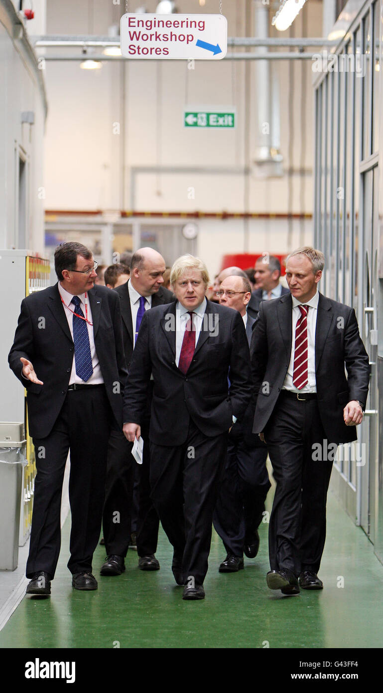 Der Londoner Bürgermeister Boris Johnson (Mitte) bei einem Besuch im Centre for Manufacturing and Engineering Excellence CEME in Dagenham, Essex. DRÜCKEN SIE ASSOICIATION Photo. Bilddatum: Mittwoch, 9. Februar 2011. Bildnachweis sollte Chris Radburn/PA Wire lesen Stockfoto