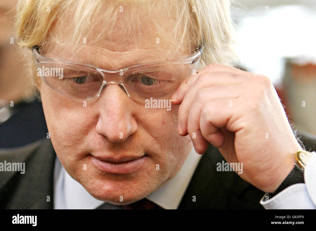 Der Londoner Bürgermeister Boris Johnson trägt eine Schutzbrille bei einem Besuch im Centre for Manufacturing and Engineering Excellence CEME in Dagenham, Essex. DRÜCKEN SIE ASSOICIATION Photo. Bilddatum: Mittwoch, 9. Februar 2011. Bildnachweis sollte Chris Radburn/PA Wire lesen Stockfoto