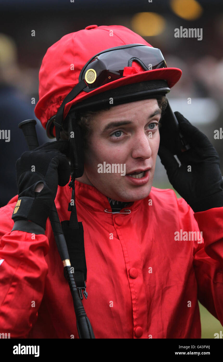 Jockey Andrew Tinkler vor der Stanton Lacy Selling-Hürde auf der Ludlow Racecourse, Shropshire. Stockfoto