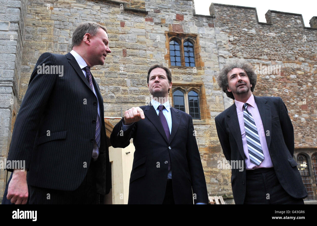 Der stellvertretende Premierminister Nick Clegg (Mitte) spricht mit Ross Henley vom Liberaldemokrat County Council und Projektleiter Mark Green (rechts), während er das Projekt Taunton - die Sanierung des Somerset Museums in Taunton - sieht. Stockfoto