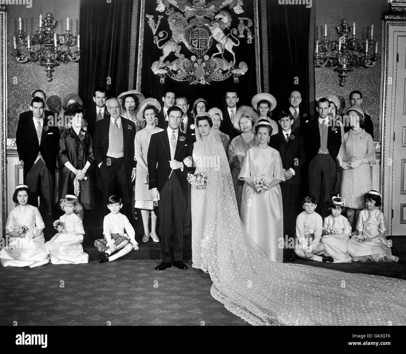 Die Hochzeitsgruppe im St. James's Palace, London, während des Empfangs nach der Hochzeit von Prinzessin Alexandra und Angus Ogilvy. Von links nach rechts, hintere Reihe; Peregrine Fairfax, Lady Balfour, Iain Tennant, Lady Lloyd, James Ogilvy, Lady Ogilvy, Lord Ogilvy Mrs. J Ogilvy, Lord Lloyd, Lady Margaret Tennant und Peter Balfour. Mitte, von links; Prinz Michael von Kent, die Gräfin von Airlie und der Graf von Airlie (Eltern des Bräutigams), Prinzessin Marina, Herzogin von Kent (Mutter der Braut), der Herzog von Edinburgh, die Königin, die Königin Mutter, der Prinz von Wales, der Herzog und die Herzogin von Kent. Stockfoto