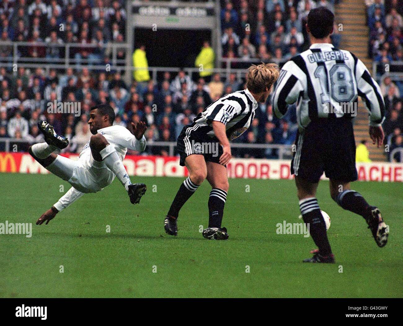 Brian Deane von Leeds United wird während ihres Premiership Match von Bartona und Gillespie von Newcastle United gedreht. Stockfoto