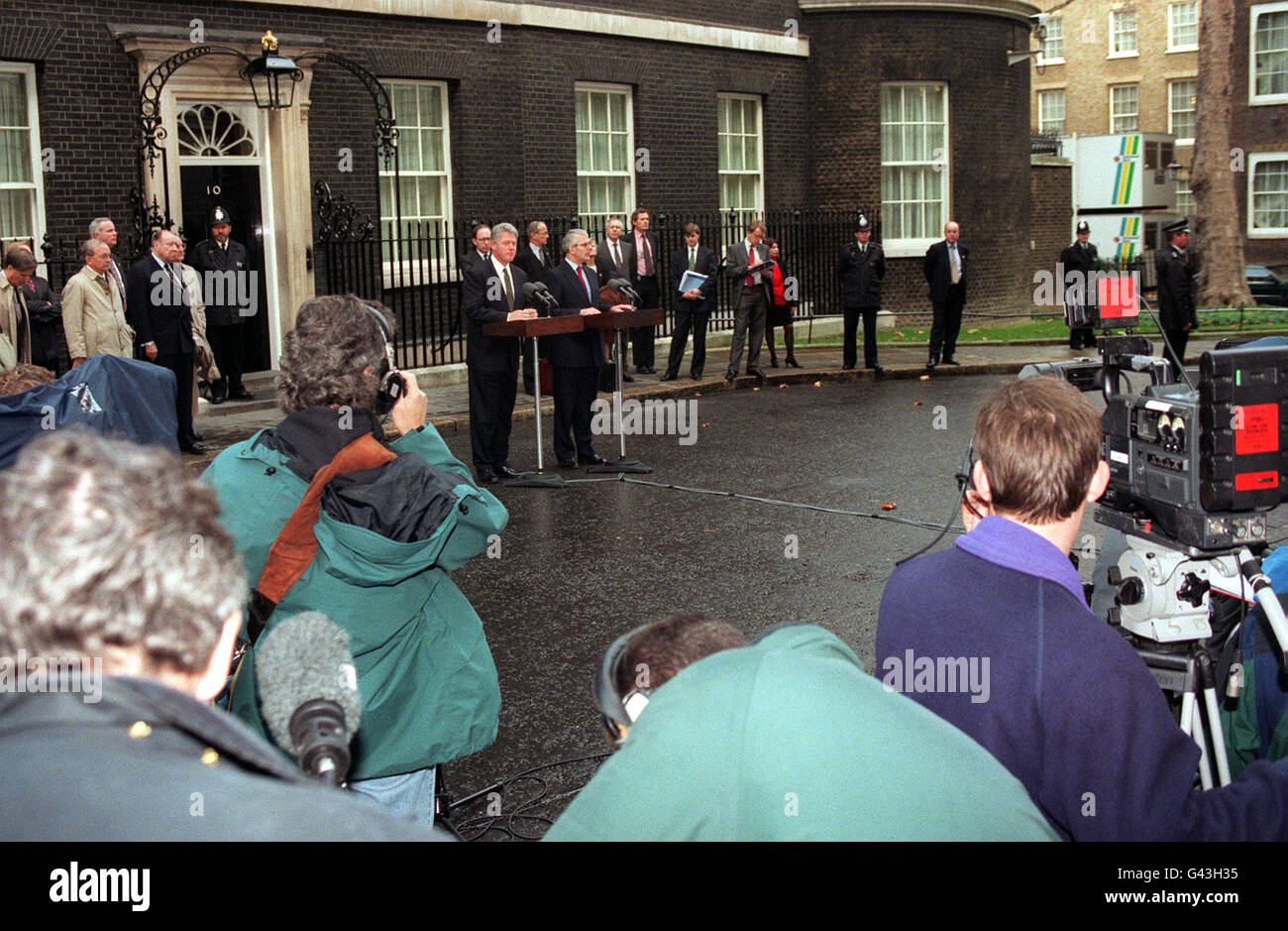 Der amerikanische Präsident Bill Clinton und Premierminister John Major halten heute Morgen (Mittwoch) in Downing Street eine gemeinsame Pressekonferenz für die versammelten Medien ab. Der Präsident ist im Land angekommen und wird morgen Nordirland besuchen. Plhoto von Adam Butler/PA/WPA ROTA. Stockfoto