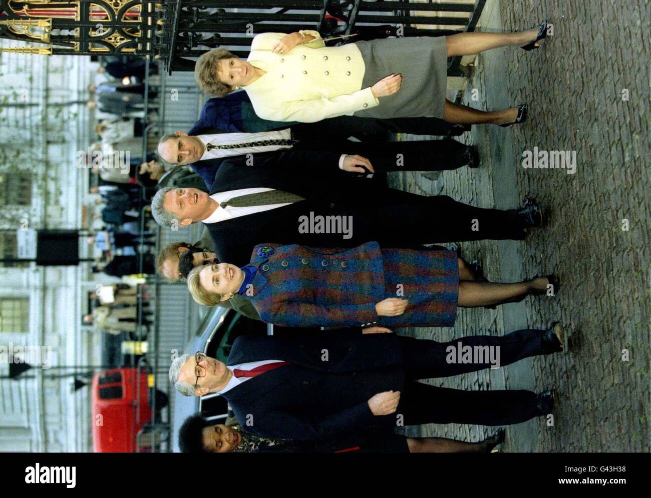 Premierminister John Major (rechts) und Frau Norma (links) treffen heute Morgen (Mittwoch) mit US-Präsident Bill Clinton und Frau Hillary in Westminister Abbey ein. Clinton legte einen Kranz auf das Grab des unbekannten Soldaten und markierte damit den Beginn seiner historischen dreitägigen Tour durch Großbritannien und Irland. Stockfoto