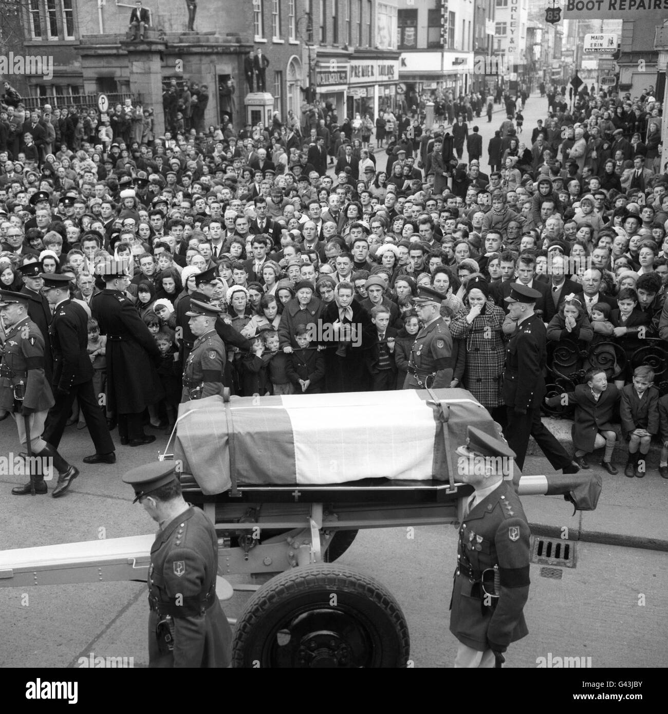 Dubliner Menschenmengen beobachten den fahnendrapierten Sarg von Sir Roger Casement, der 1916 wegen Verrats hingerichtet wurde, im Pentonville Gefängnis, dessen Überreste 1965 zerlegt und auf Ersuchen der Regierung von Dublin in Irland begraben wurden. *31/12/1995 Offizielle Aufzeichnungen, die nach der 30-jährigen Regel veröffentlicht wurden, zeigen, dass der Antrag von Harold Wilsons Labour-Regierung kurz nach ihrem Amtsantritt berücksichtigt und gewährt wurde. Stockfoto