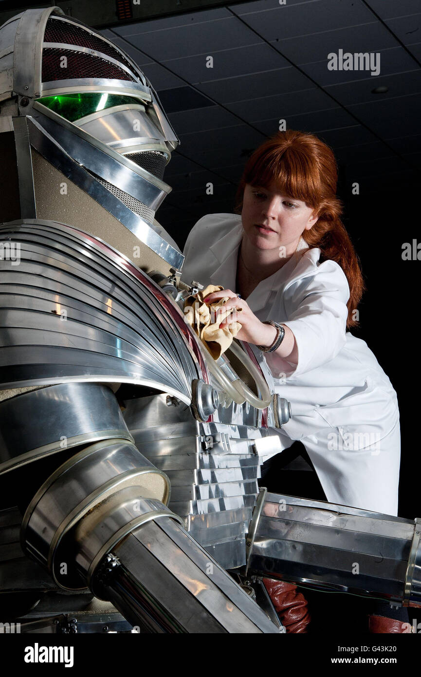 Samantha Crawford verleiht dem Doctor Who Monster K1 von 1974, das von dem Akademiepreisträger James Acheson entworfen wurde, den letzten Schliff, der Teil von Doctor Who Experience ist - einer voll interaktiven Erlebnisausstellung, die am Sonntag, den 20. Februar im Londoner Olympia Two eröffnet wird. Stockfoto