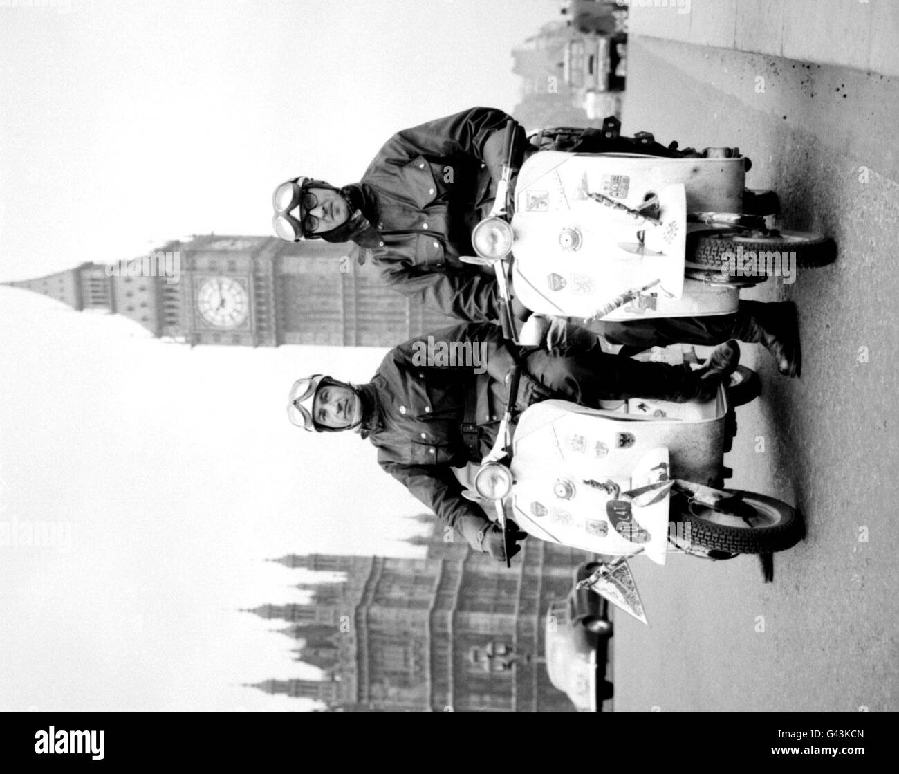 Lino Marchi (links), ein Ingenieur aus der Fabrik, und Massimo Laverda, Sohn des Rollers Erfinder, auf der Westmister Bridge, London, mit 50ccm leichten Laverda Mini-Scootern, auf denen sie den ganzen Weg aus Italien gefahren waren. Stockfoto