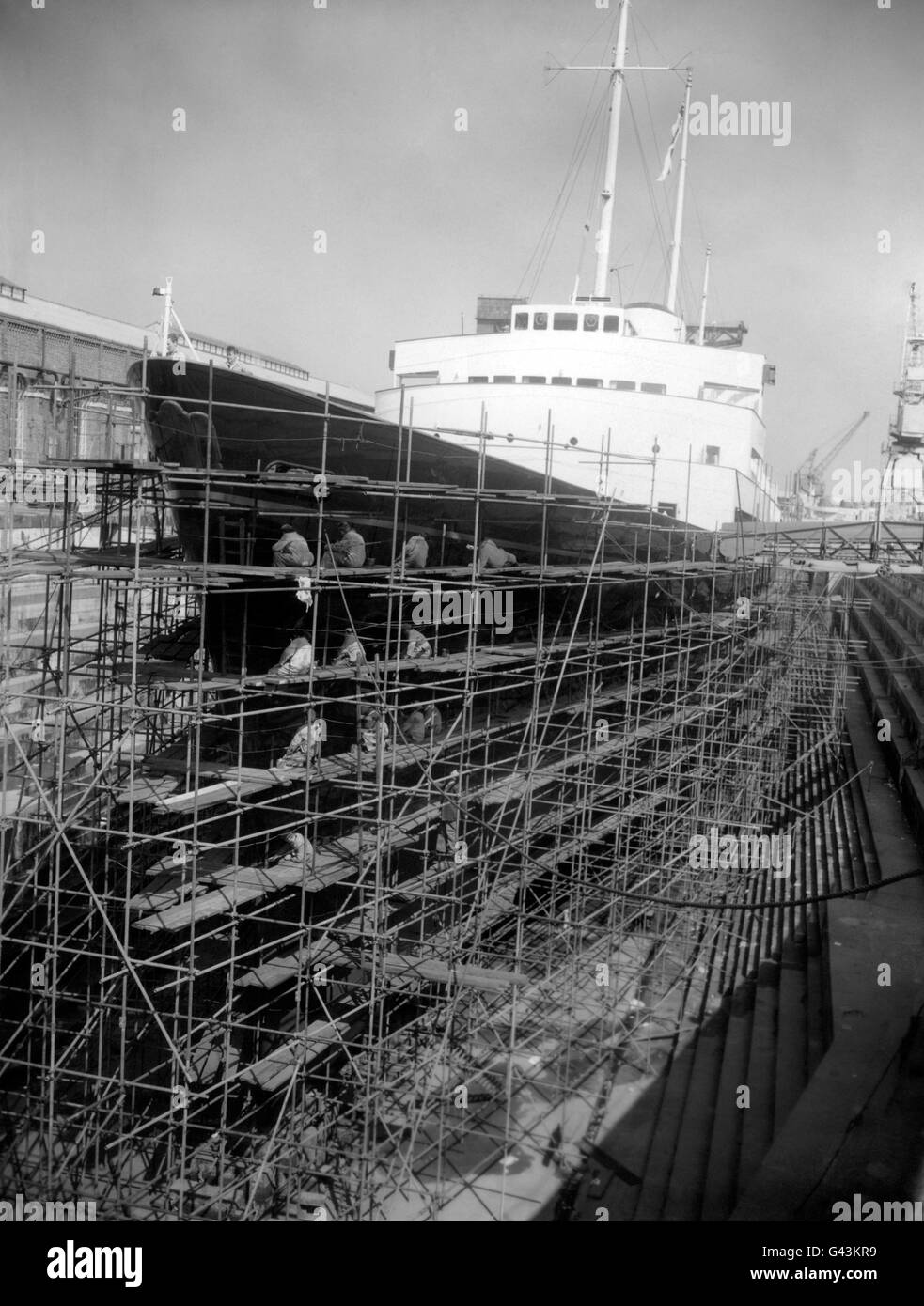 Die Royal Yacht Britannia in Gerüst eingeschlossen, wie die Arbeit an der Malerei ihres Rumpfes in Trockendock in Portsmouth Dockyard, bereit, zur Verfügung der Prinzessin Margaret und Antony Armstrong-Jones nach ihrer Hochzeit gestellt werden. Stockfoto