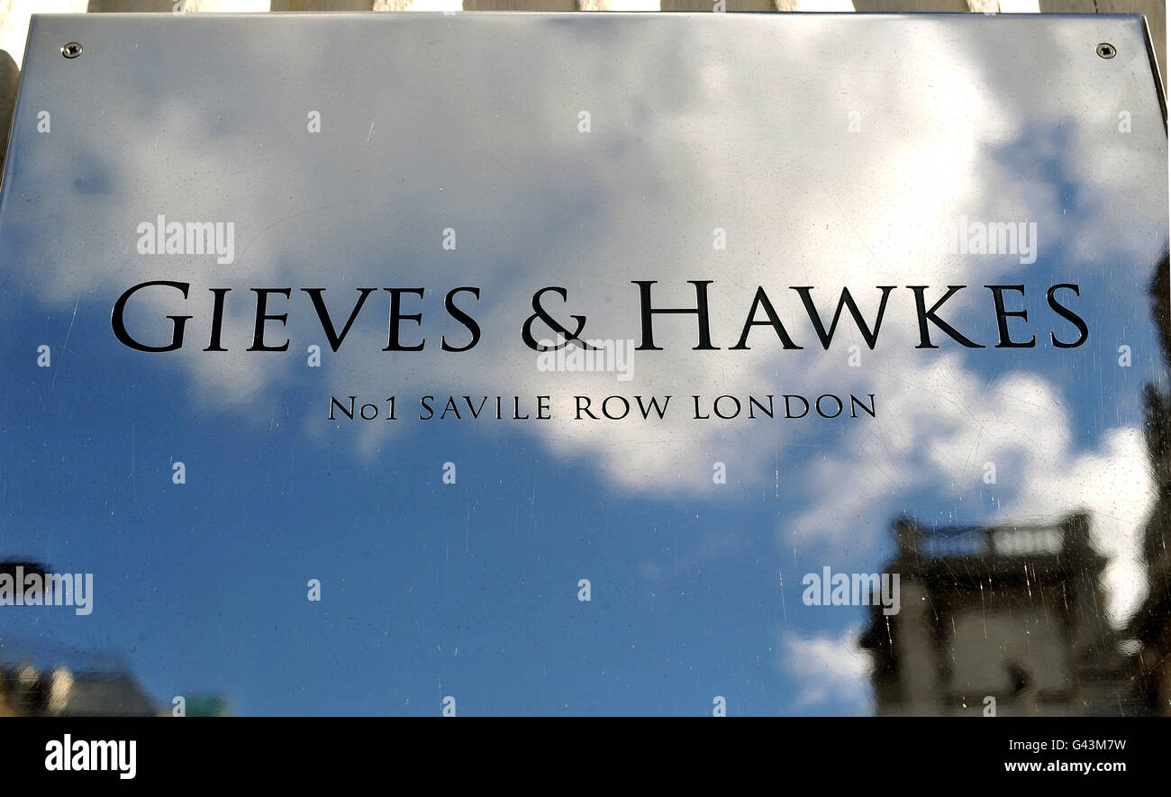 Das Schild an der Eingangstür von The Gieves & Hawkes, dem hochwertigen Herrenausstattergeschäft in Savile Row, im Zentrum von London, das 1771 gegründet wurde. Stockfoto