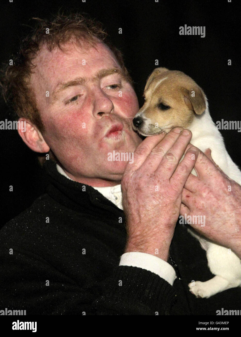 John Greene aus Greystones, Co Wicklow, mit seinem acht Wochen alten Jack Russell Welpen namens Nutty, dem er Mund-zu-Mund gab, nachdem er fast in einem Gartenteich ertrunken war. Stockfoto