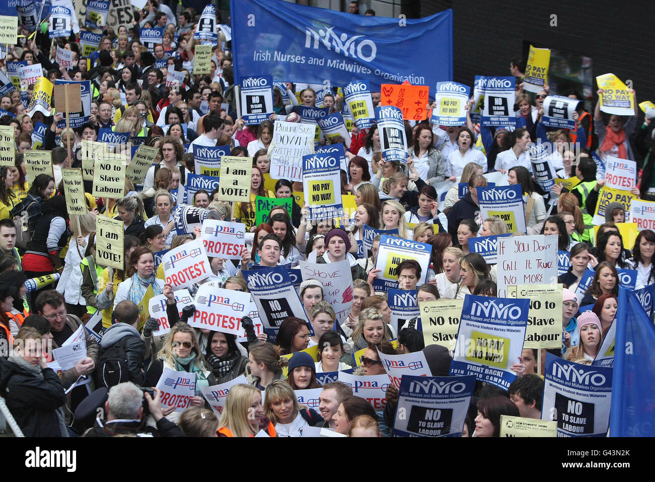 Studenten Krankenschwestern marschieren durch Dublin über die vorgeschlagene Abschaffung der Bezahlung für vierjährige Vollzeit-Krankenschwestern und Hebammen. Stockfoto