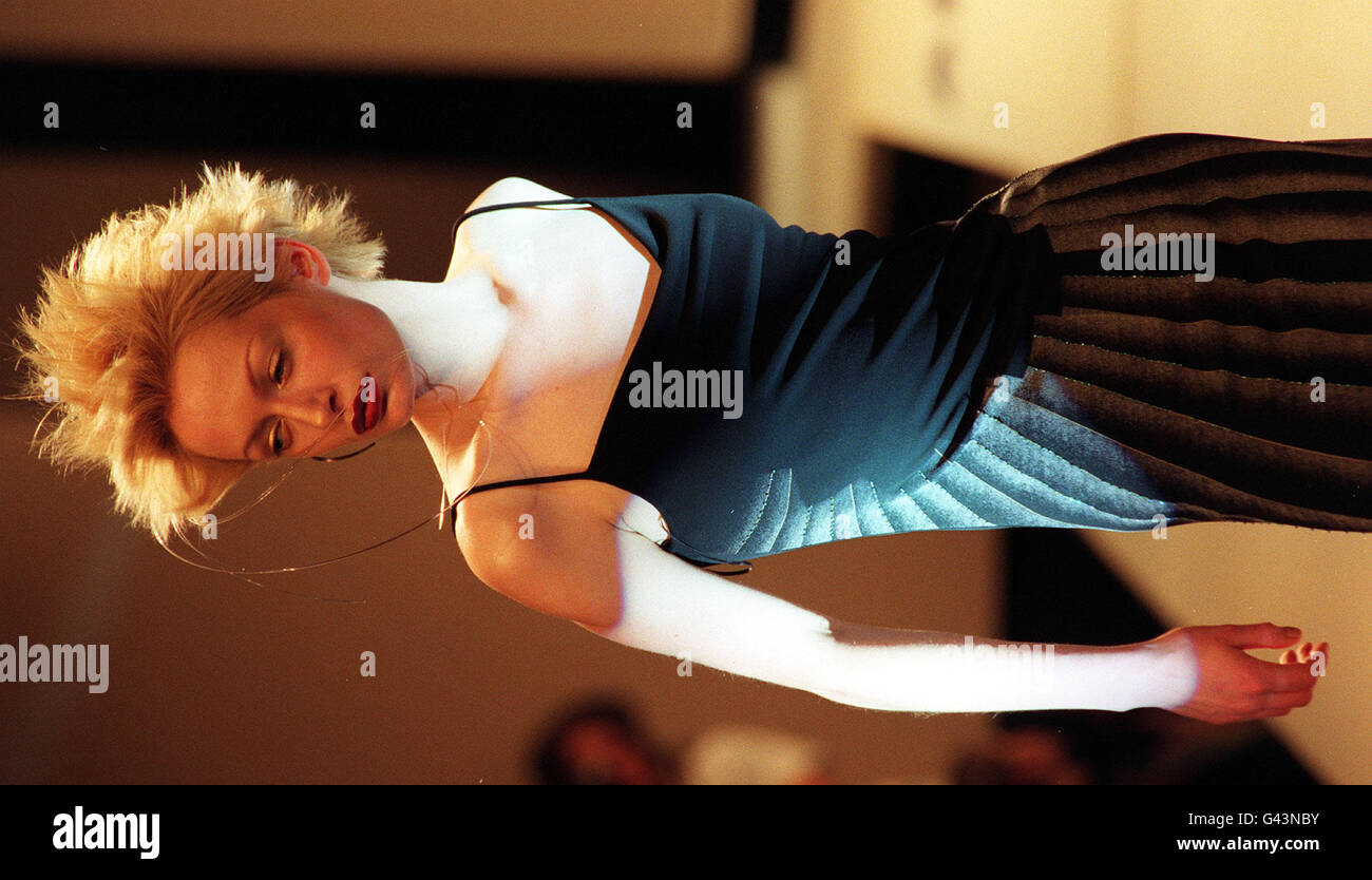 Eine Auswahl aus der Herbstkollektion des Designers Hussein Chalayan auf dem Laufsteg während der London Fashion Week. Stockfoto