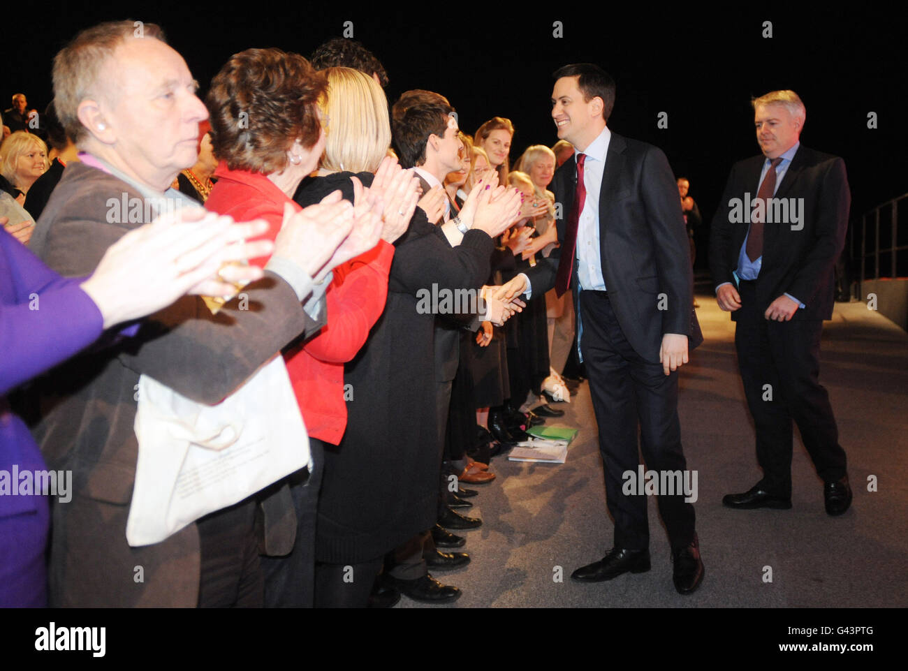 Der Vorsitzende der Labour Party, Ed Miliband, trifft sich mit den Delegierten, nachdem er vor der Frühjahrstagung der walisischen Labour Party auf dem Venue Cymru, Llandudno, gesprochen hatte. PRESSEVERBANDFOTO Bilddatum: Samstag, 19. Februar 2011. Bildnachweis sollte lauten: Anna Gowthorpe/PA Wire. Stockfoto