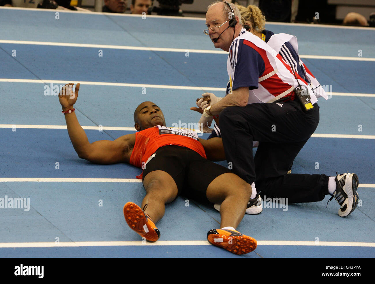 Mark Lewis-Francis wird von der Strecke geholfen, nachdem er sich beim Aviva Indoor Grand Prix in der National Indoor Arena in Birmingham in den Vorläufen der 60 Meter der Männer verletzt hat. Stockfoto