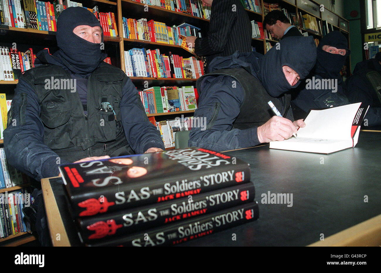 Drei ehemalige Mitglieder der SAS unterschreiben Kopien ihres Buches "AS: The Soldiers' Story" in einem Buchladen in London, nachdem sie sich heute (Thur) 80 Meter vor einem leeren Bürogebäude in der Nähe der Fenchurch Street abseilen. Die drei - die ihre Namen als (l-r) Rusty, Mac und Johnny Two Combs gaben - versäumten es, einige nahe gelegene Büroangestellte zu amüsieren, die durch ihren Eingang in einem Gebiet erschreckt wurden, das wegen IRA-Bomben nervös war. Stockfoto