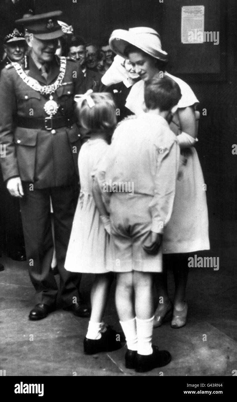 Prinzessin Margaret wird am ersten Tag des königlichen Besuches in Edinburgh von zwei Kindern bei ihrem Besuch in den Stadtkammern der Scottish Children's League of Pity begrüßt. Mit der Prinzessin ist Edinburghs Lord Provost, Sir John Falconer. Stockfoto