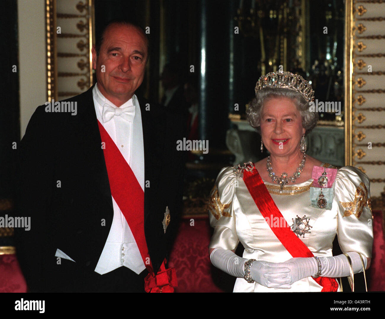 Die Königin und der französische Präsident Jacques Chirac im Music Room des  Buckingham Palace, bevor sie an einem Staatsbankett am ersten Tag seines  offiziellen Besuchs in Großbritannien teilnahmen Stockfotografie - Alamy