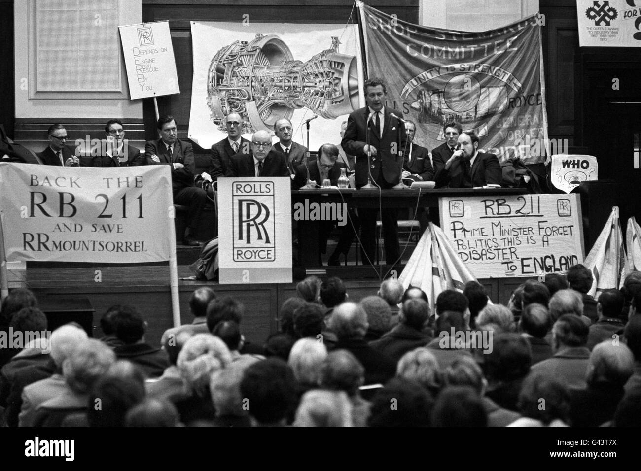 Walter Johnson, Labour-Abgeordneter für Derby South (stehend), spricht im Friends Meeting House, Euston Road, London, über das Treffen der Rolls Royce-Arbeiter. Stockfoto