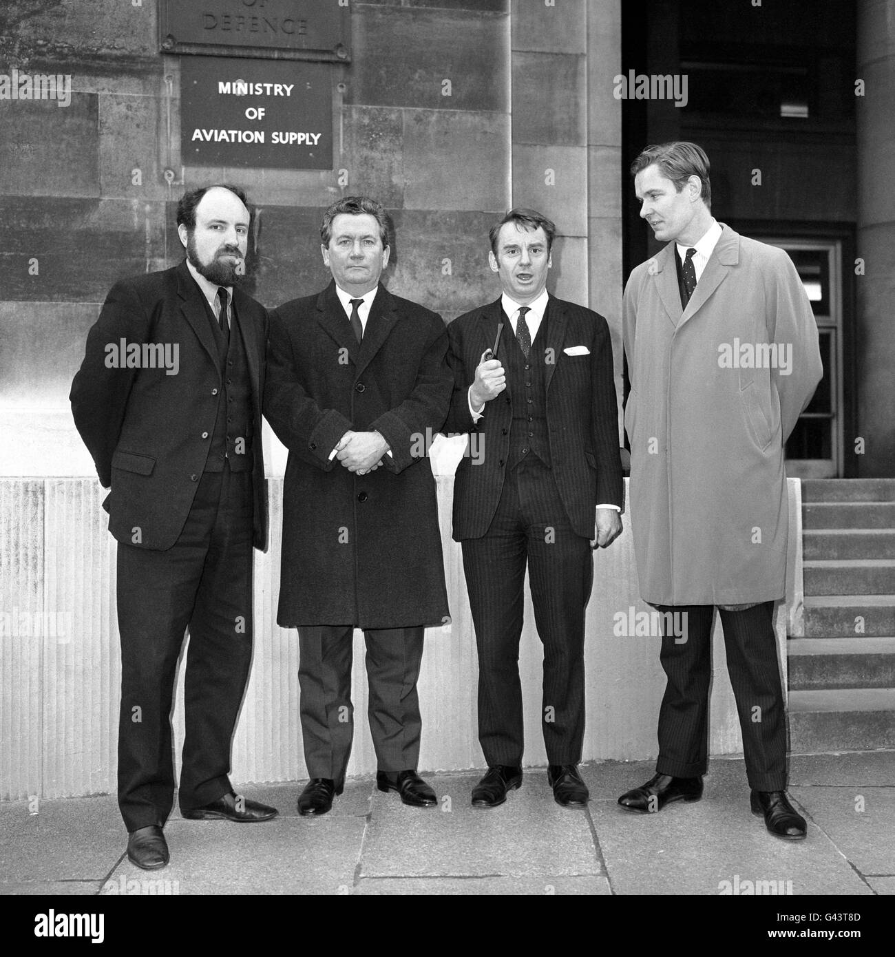 Mitglieder einer Delegation aus Derby, darunter vier lokale Abgeordnete, Phillip Whitehead, Walter Johnson, Peter Rost und Geoffrey Stewart-Smith, zu einem Treffen mit Lord Carrington über die Rolls-Royce-Krise im Ministerium für Luftverkehrsversorgung Stockfoto