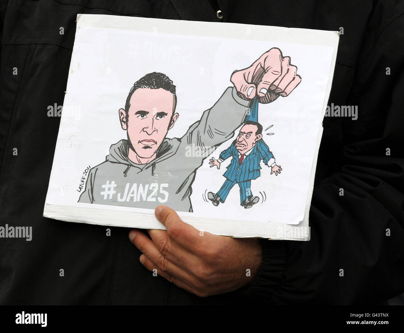 Ein Mann hält eine Karikatur, die Präsident Obama mit dem ägyptischen Präsidenten Hosni Mubarak in der Hand während der schottischen Palästina-Solidaritätskampagne heute in Edinburgh zeigt. Stockfoto