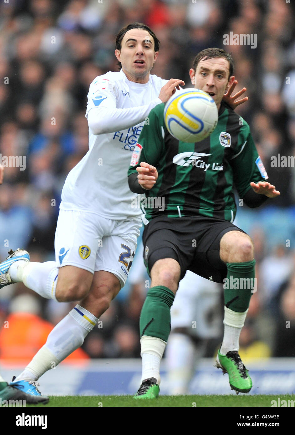 Davide Somma von Leeds United (links) und Richard Keogh von Coventry City kämpfen während des Npower Championship-Spiels in der Elland Road in Leeds um den Ball. Stockfoto