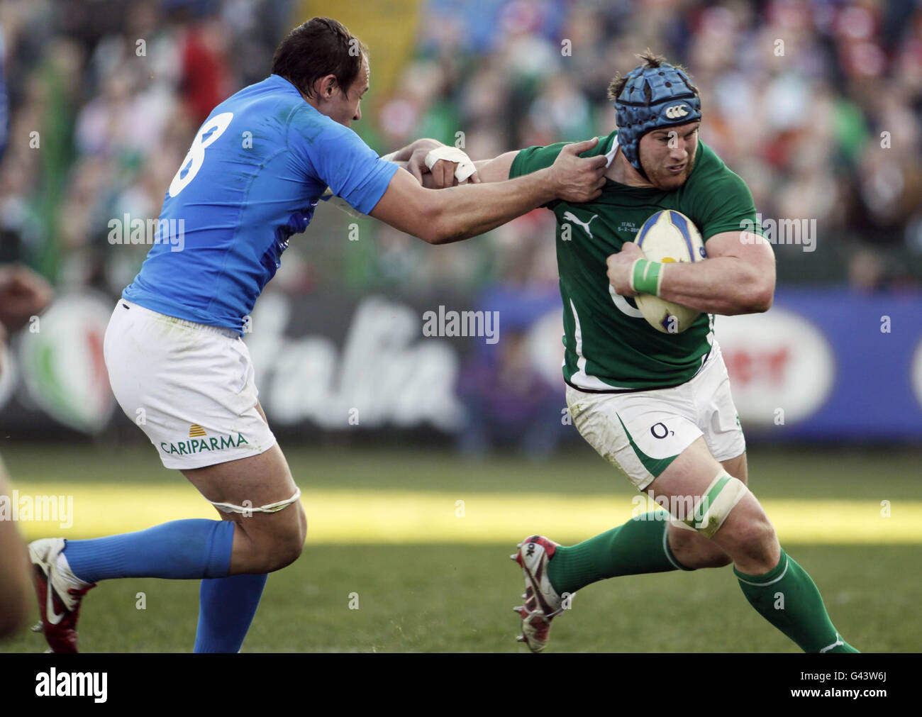 Rugby Union - RBS 6 Nations Championship 2011 - Italien gegen Irland - Stadio Flaminio. Der Italiener Sergio Parisse stellt sich dem Irischen Sean O'Brian während des RBS Six Nations-Spiels im Stadio Flaminio in Rom, Italien, vor. Stockfoto