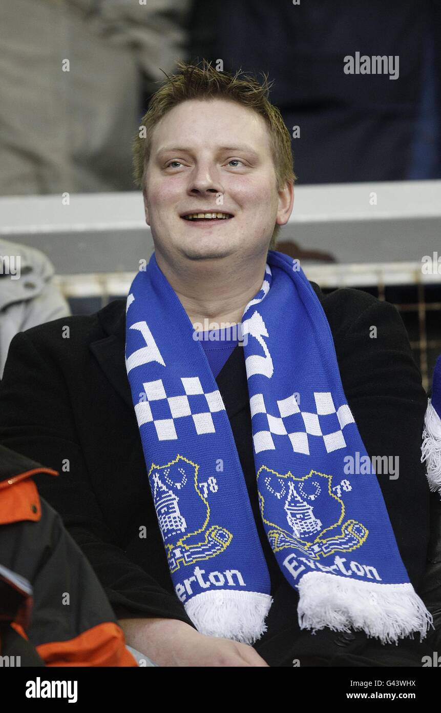 Fußball - Barclays Premier League - Everton gegen Blackpool - Goodison Park. Ein Everton-Fan auf der Tribüne Stockfoto