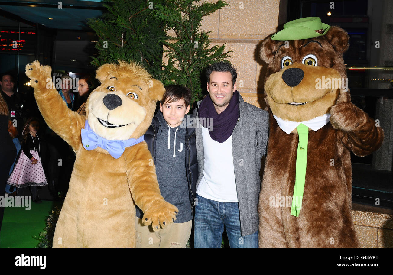 Dane Bowers und sein Sohn besuchen die 3D-Vorführung von Yogi Bear im Vue Cinema in London. Stockfoto