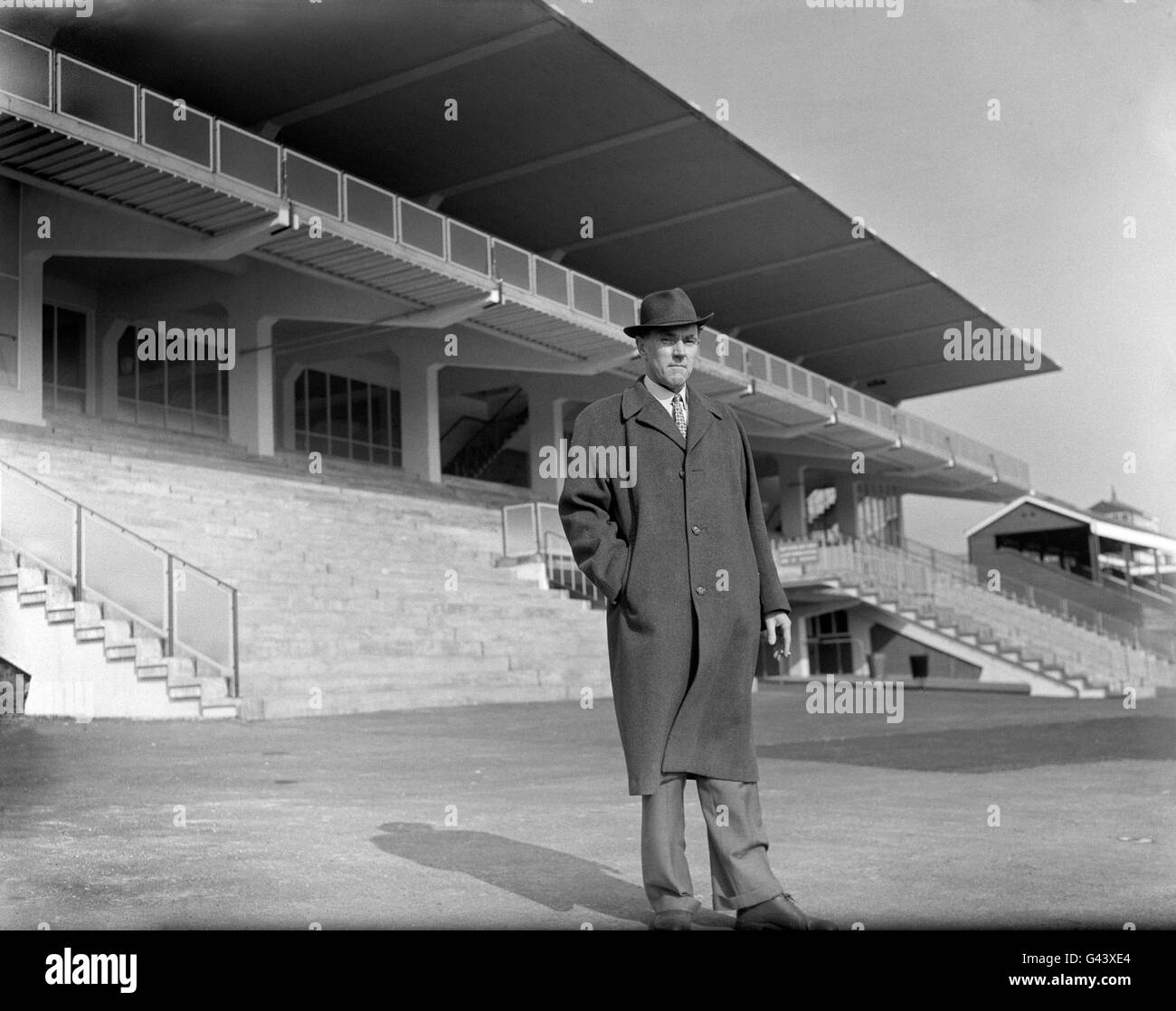 Herr G H Smithson, der den neuen Stand entworfen hat, vor dem fertigen Stand zu sehen. Stockfoto