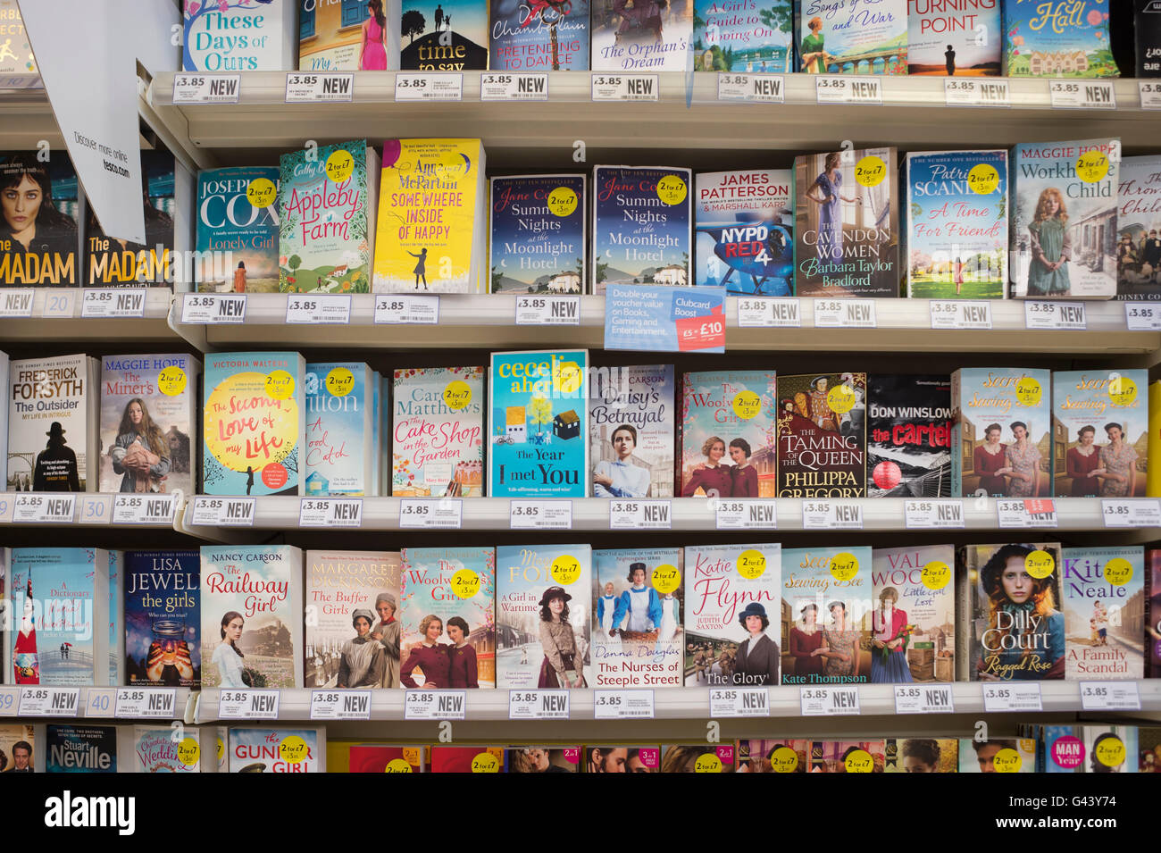 aktuelle Romane zum Verkauf in den Regalen eines Supermarktes Stockfoto