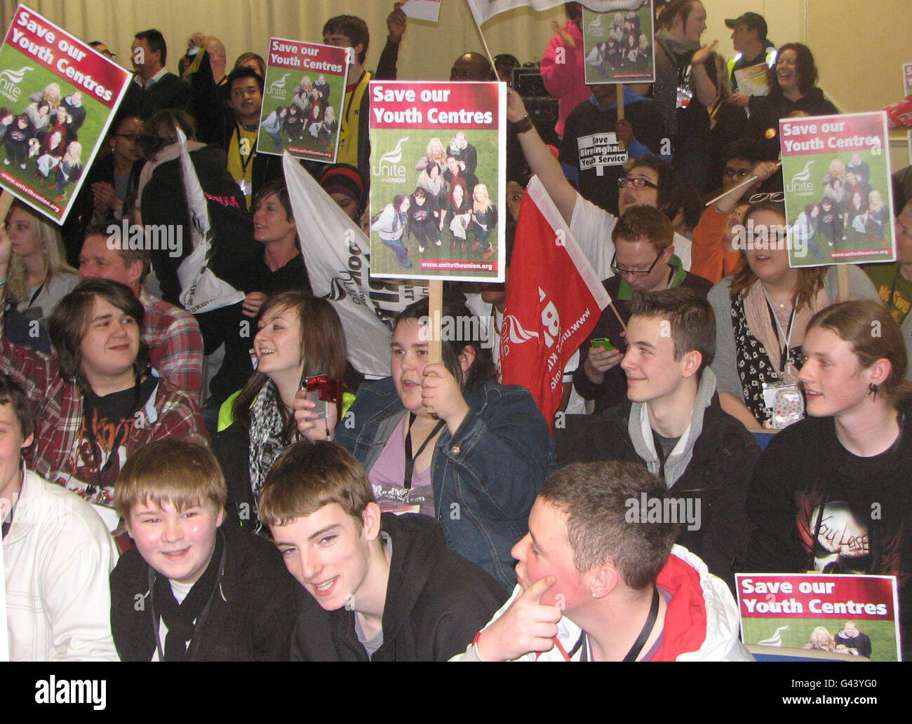 Jugendliche aus ganz Großbritannien nehmen an einer Kundgebung in Solihull Teil, um gegen vorgeschlagene Kürzungen der Jugenddienste zu kämpfen. Stockfoto