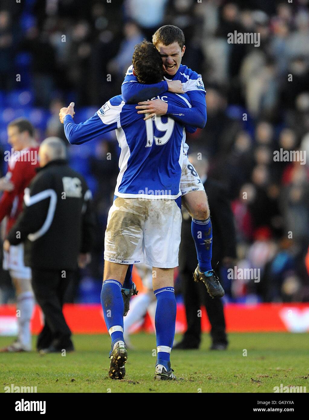 Fußball - Barclays Premier League - Birmingham City / Stoke City - St. Andrew's. Craig Gardner von Birmingham City feiert den Sieg mit Torschütze Nikola Zigic Stockfoto